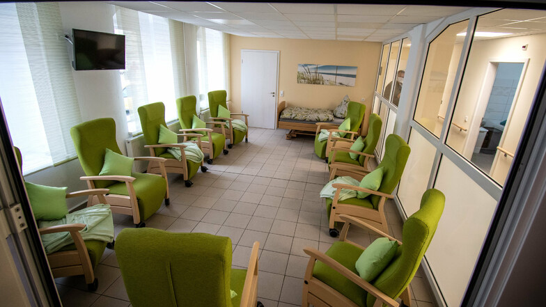 Jedem der 13 Gäste der Einrichtung steht im Ruheraum ein verstellbarer Pflegesessel zur Verfügung.
