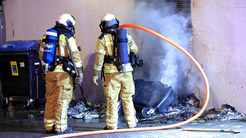 Am Mittwoch löschte die Feuerwehr in Dresden mehrere brennende Müllcontainer.