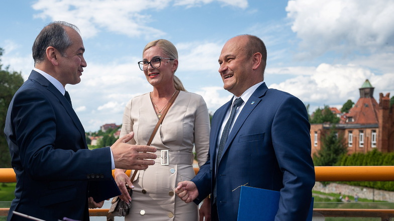 Der Görlitzer Oberbürgermeister Octavian Ursu (li.) begrüßte Ende Mai auf der Stadtbrücke Katarzyna Murmylo, Vorsitzende des Zgorzelecer Stadtrates, und Rafal Gronicz, Bürgermeister der Stadt Zgorzelec.