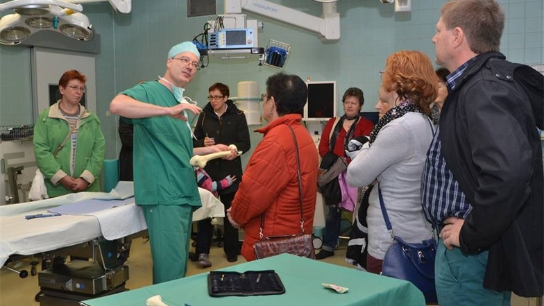 Der Leitende Oberarzt Jens Marcus Albrecht erläutert den Besuchern die Ausrüstung und den Ablauf im Operationssaal des Emmaus-Krankenhauses.