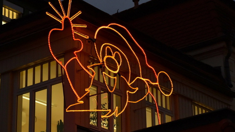 Der Weihnachtsmann grüßt von der Fassade der Freitaler Stadtwerke.