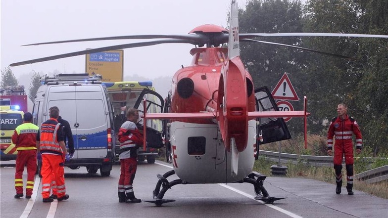 Er erlitt schwerste Verletzungen und wurde mit dem Rettungshubschrauber "Christoph 38" ins Krankenhaus geflogen. Am Abend erlag der Mann seinen Verletzungen.