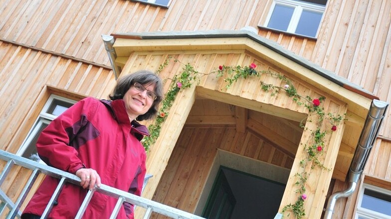 Pfarrerin Annette Waffenschmidt auf der neuen Treppe vor dem neu verkleideten Pfarrhaus in Lampertswalde.Fotos: Anne Hübschmann