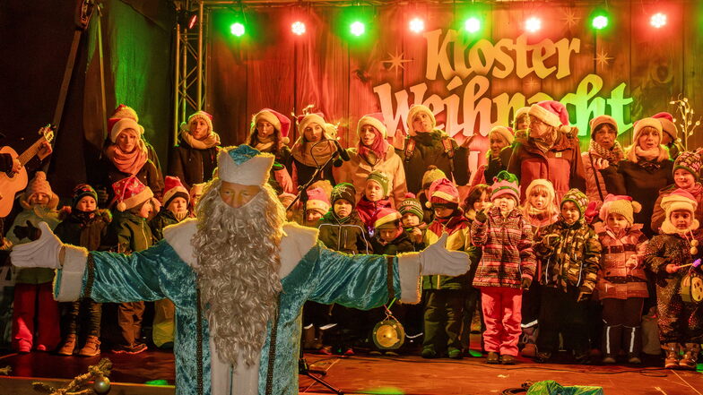 Kinder- und Posaunenchor sorgten am Freitag zur Eröffnung der Klosterweihnacht für festliche Musik – auch der Weihnachtsmann, traditionell in Blau, war bei der Markteröffnung dabei.