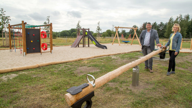 Bürgermeister Uwe Blättner und Uta Waschnick stehen vor dem neuen Spielplatz im Wohngebiet "Heideblick" in Mücka.
Am Sonntagnachmittag wird er eingeweiht.
