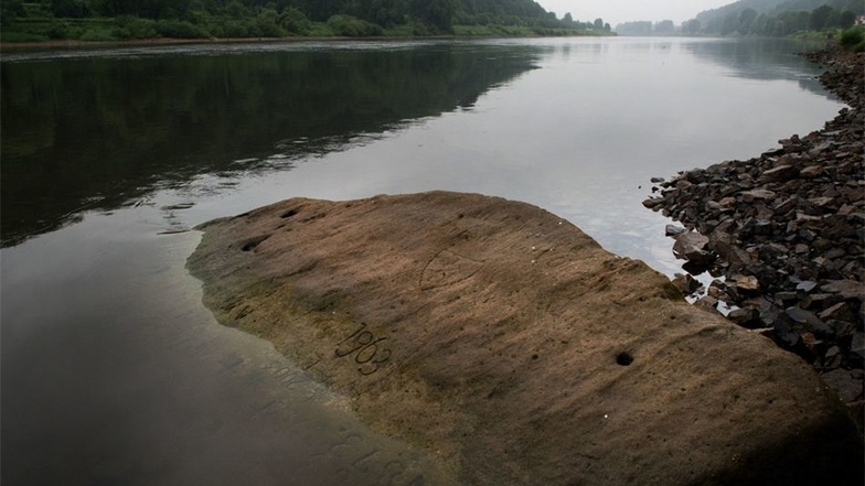 Wegen des extremen Niedrigwassers der Elbe taucht bei Pirna-Oberposta der Hungerstein auf.