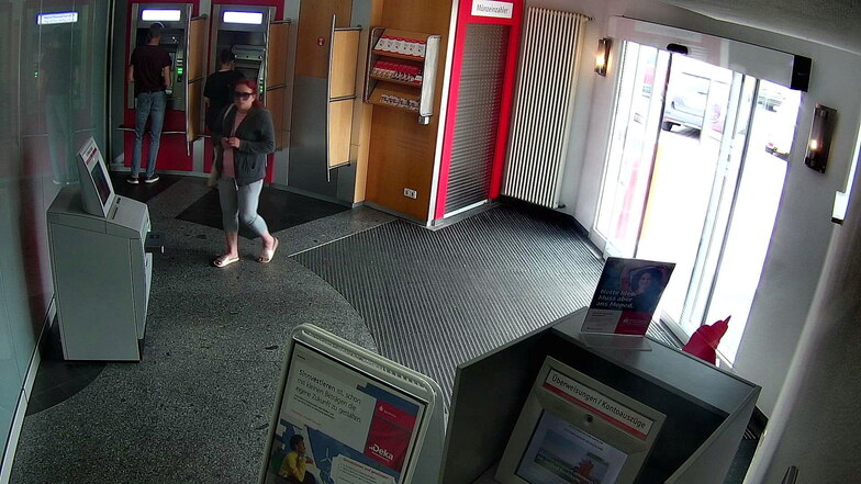 Das Fahndungsfoto zeigt die Frau in der Bankfiliale der Ostsächsischen Sparkasse.