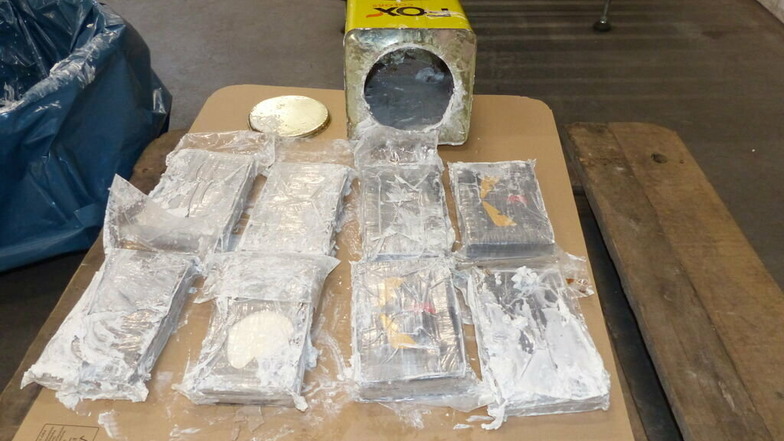 Die Zollbeamten fanden zwischen Dosen, die mit Spachtelmasse gefüllt waren, zahlreiche Kokainpakete.