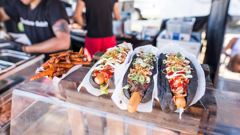 In einigen Städten – hier in Dresden – werden Street-Food-Festivals seit Jahren regelmäßig veranstaltet. Die Döbelner sind für das erste Oktoberwochenende zum Schlemmen auf den Obermarkt eingeladen.