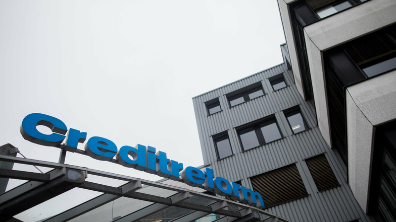 Der Namenszug von Creditreform steht über dem Eingang zur Zentrale des Unternehmens in Neuss. Das Unternehmen hat den neuen "Schuldneratlas Deutschland"veröffentlicht. Foto: dpa