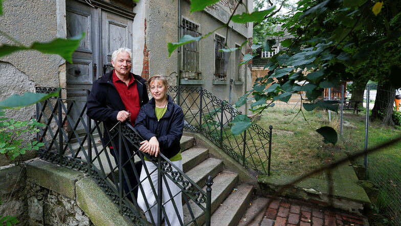 Eigentümer Ralf Richter und Angelika Tram stehen vor dem früheren Pfarrhaus in Deutsch Ossig. Darin sollen Pension, Ferienwohnungen und Gastronomie entstehen.