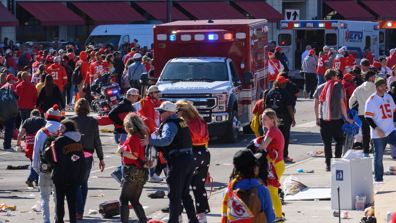 Die große Parade der Kansas City Chiefs nach ihrem vierten Super-Bowl-Titel ist von einem schweren Zwischenfall überschattet worden. Am Rande der Veranstaltung sind Schüsse gefallen.