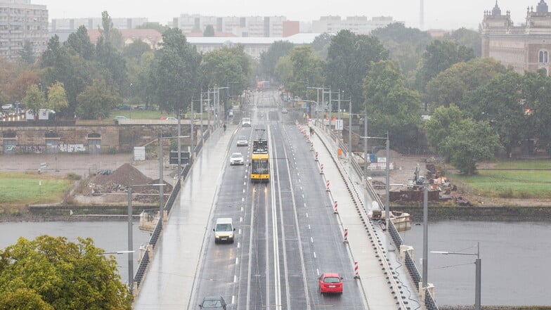 Frisch saniert ist die Albertbrücke im Herzen der Stadt. Nach der Instandsetzung konnte Dresdens zweitälteste Elbebrücke  im September 2016 wieder freigegeben werden. Die Unterseiten der Bögen wurden danach noch bis 2021 saniert.