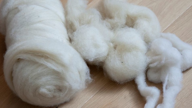 So sieht die gereinigte und gekämmte Schafwolle aus, die Friseurmeisterin Cathy Petzold von ihrem Sohn vor viereinhalb Jahren geschenkt bekommen hat.