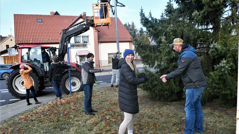 Mitglieder des Kulturvereins hingen an der Kreuzung Rothenburger/ Kirchstraße einen von 15 Weihnachtssterne auf.