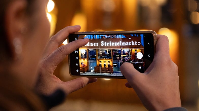 Jedes Jahr lockt der Striezelmarkt in Dresden Tausende Besucher. Er ist einer der beliebtesten Weihnachtsmärkte in der Landeshauptstadt.