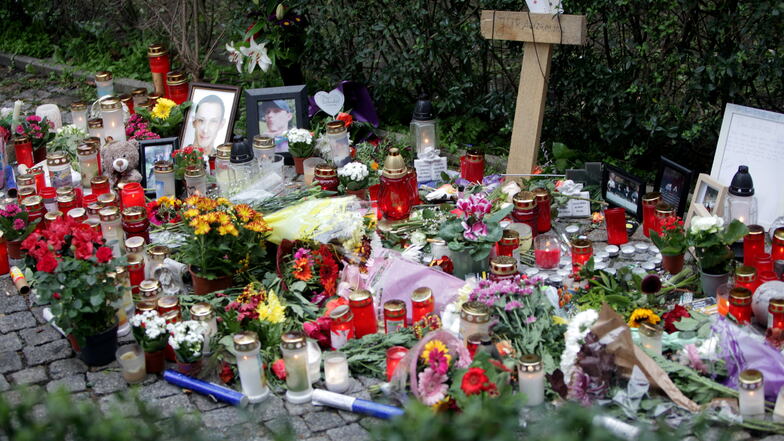 Trauerort am Dohnaischen Platz: Rechts neben dem Kreuz steht eines der letzten Fotos mit Jura.
