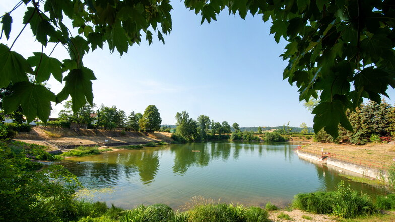 Ein grüner Schimmer ist im Wasser des Lößnitzbades zu erkennen. Wegen Blaualgen wird von Baden in dem Kiessee abgeraten.