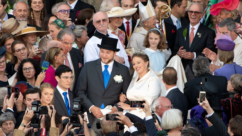 Umringt von Schaulustigen und Gästen zeigt sich das Brautpaar der Öffentlichkeit.