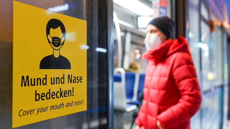 Noch gilt in Sachsen die Maskenpflicht in Bus und Bahn. Aber wie lange noch? Stimmen werden immer lauter, die ein Auslaufen aller Pandemie-Beschränkungen fordern.