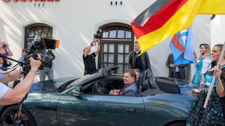 Bei einer Wahlveranstaltung in Holzkirchen erschien Maximilian Krah, Spitzenkandidat der AfD zur Europawahl, in einem Sportwagen.