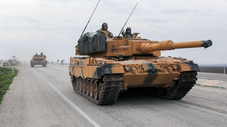 Ein türkischer Panzer vom Typ Leopard 2A4 fährt auf einer Straße.