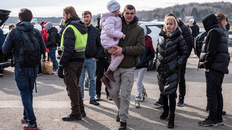 Schätzungen zufolge sind bereits fast eine halbe Million Menschen aus der Ukraine nach Polen geflohen. Oft nur mit dem, was sie tragen konnten. Jetzt werden vielerorts Spenden gesammelt, auch in Wilthen.