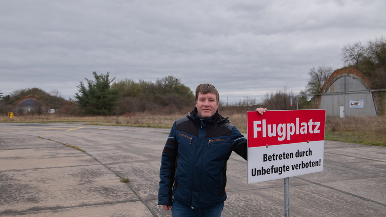 Großenhains Oberbürgermeister Sven Mißbach auf dem Areal des Flugplatzes. Das künftige Industriegebiet war im Frühjahr vergangenen Jahres weltweit in die Schlagzeilen geraten.