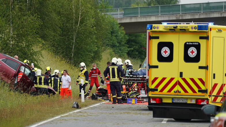 Nach dem Zusammenstoß von zwei Autos nahe Nebelschütz am Sonntagnachmittag waren viele Rettungskräfte im Einsatz.
