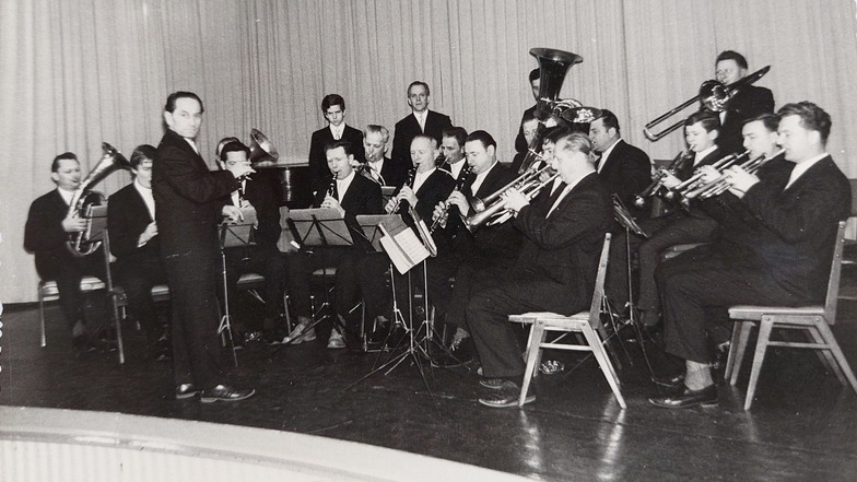 Zu Beginn spielten die Musiker als Betriebskapelle der "Gießerei Ferdinand Kunert Schmiedeberg". Mit dabei war auch der Opa von Andreas Exner, Herbert Exner.