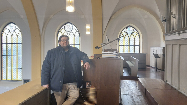 Nach 30 Jahren hat die elektronische „Viscount“-Orgel in der katholischen Kirche Heilig Kreuz in Weißwasser ausgedient. Heute wird Ersatz geliefert, das neue Instrument aber erst nächste Wochen eingebaut. Darauf freut sich Pfarrer Michael Noack schon.