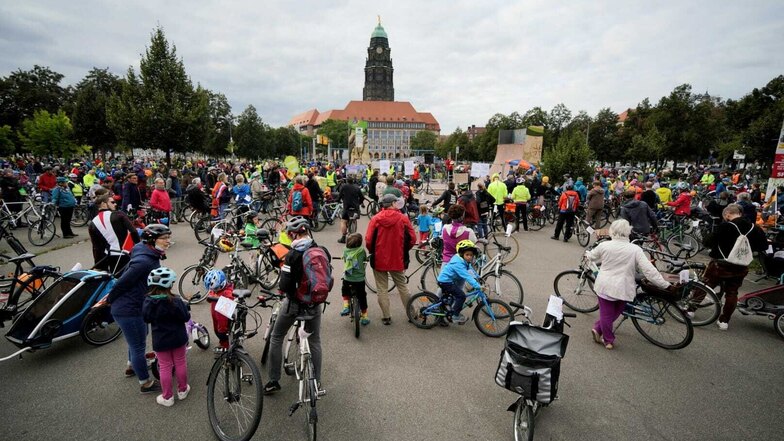 Hunderte Radfahrer trafen am Sonntagnachmittag bei einer Demo in Dresden zusammen.