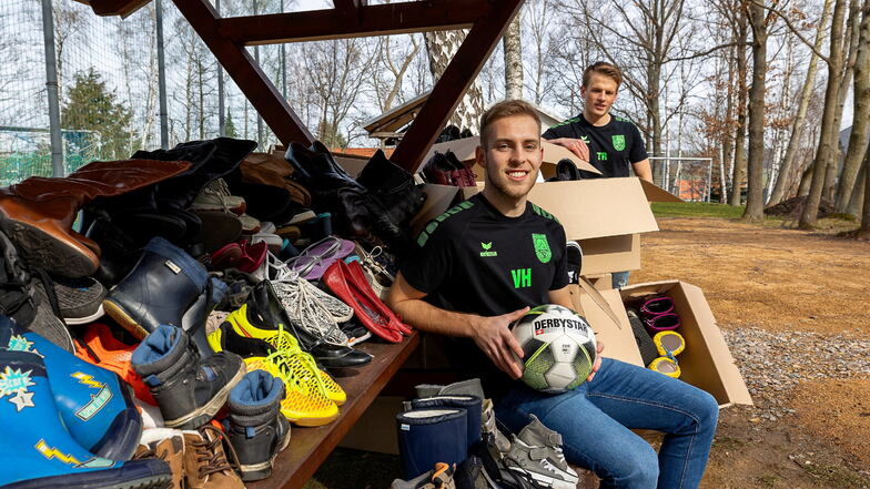 Valentin Herlt und Toni Richter vom TSV Seifersdorf sind hier beim Sortieren der Schuhe, die sie für die Vereinskasse sammeln.
