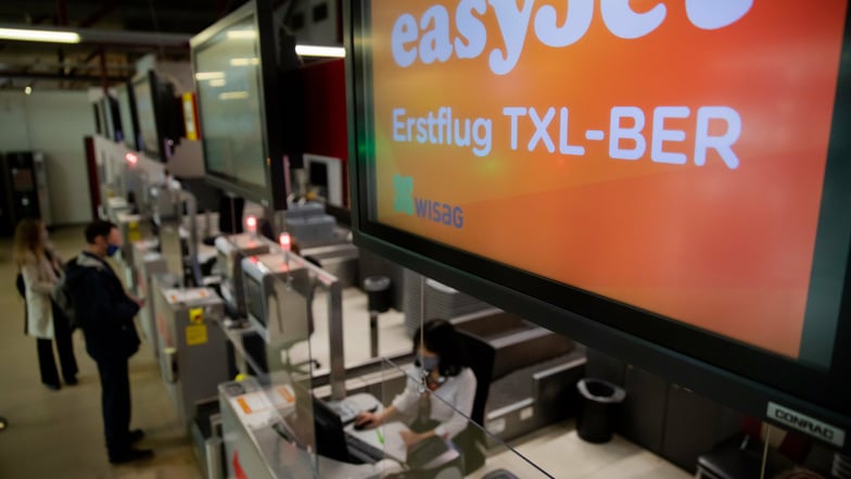Erstflug TXL-BER· steht vor einem Eröffnungsflug der Fluggesellschaft Easyjet zum neuen Hauptstadtflughafen am Flughafen Berlin-Tegel auf dem Bildschirm eines Check-in-Schalters. 