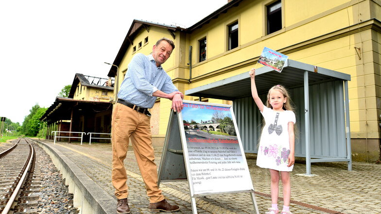 Olaf Forker mit seiner Tochter Jasmin. Der Seifhennersdorfer hat das Bahnhofsfest am vergangenen Wochenende organisiert und jetzt Kontakt mit den Eigentümern aufgenommen.
