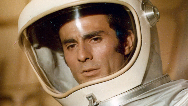 Als Kosmonaut: Im Ende 1970 veröffentlichten Science-Fiction-Kinofilm „Signale – Ein Weltraumabenteuer“ flog Gojko
Mitic als Terry mit der „Laika“ durchs All, um die mit dem Raumschiff „Ikaros“ verunglückten Kollegen zu retten.