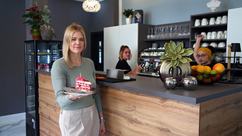 Lisa Jensch (vorn) mit ihrem Team im neu eröffneten Goethe-Café in Neustadt.
