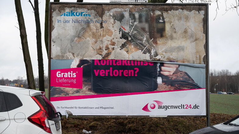 Diese verwitterten Plakate auf der Werbetafel an der Girbigsdorfer Straße in Görlitz nahm SZ-Leser Lutz Bähr zum Anlass für seinen Leserbrief.