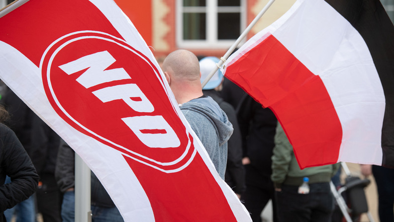 Mit wehenden Fahnen ziehen Anhänger der rechtsextremen NPD am 1. Mai 2021 durch Greifswald. Die Partei will sich jetzt umbenennen.