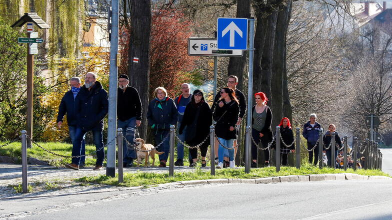 Jeden Montag spazieren Hunderte Menschen den Stadtring in Zittau entlang - aus Protest gegen die Corona-Maßnahmen.