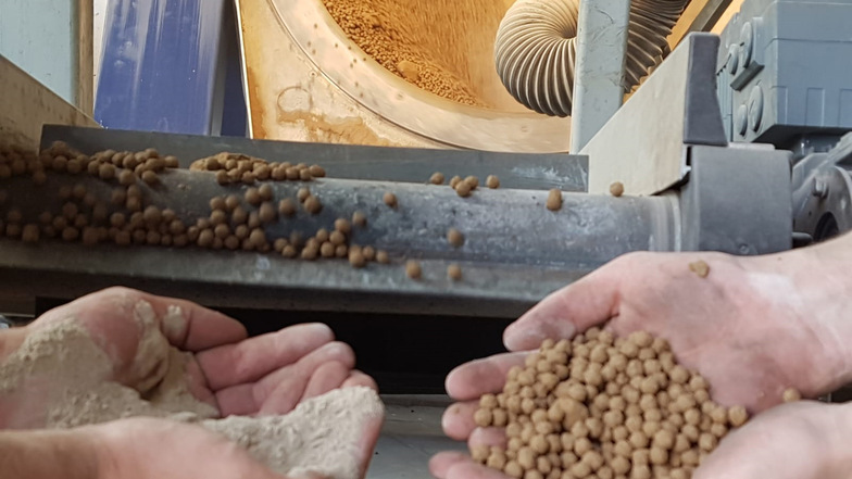 Das Münchner Unternehmen MultiCon hat eine Technik entwickelt, um auch sehr feine Sande für Beton nutzbar zu machen. Dabei wird Sand zu Mehl zermahlen und bei schnellem Drehen auf Pelletiertellern zu größeren Granulaten verdichtet.