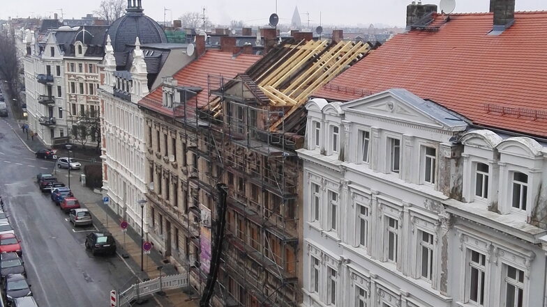 Die Stadt Görlitz hat das einsturzgefährdete Haus Bahnhofstraße 54
vor zwei Jahren notsichern lassen. Jetzt wurde es zwangsversteigert.