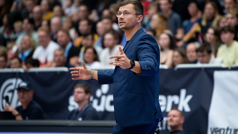 Dresdens Trainer Fabian Strauß hat vor dem Saisonstart gegen Düsseldorf selbst noch viele Fragezeichen im Kopf.