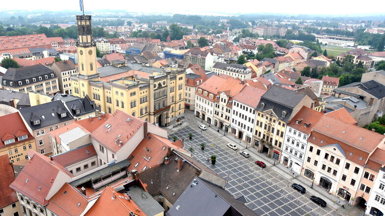 Blick auf Zittaus Markt und Rathaus vom Aussichtsturm der Johanniskirche.