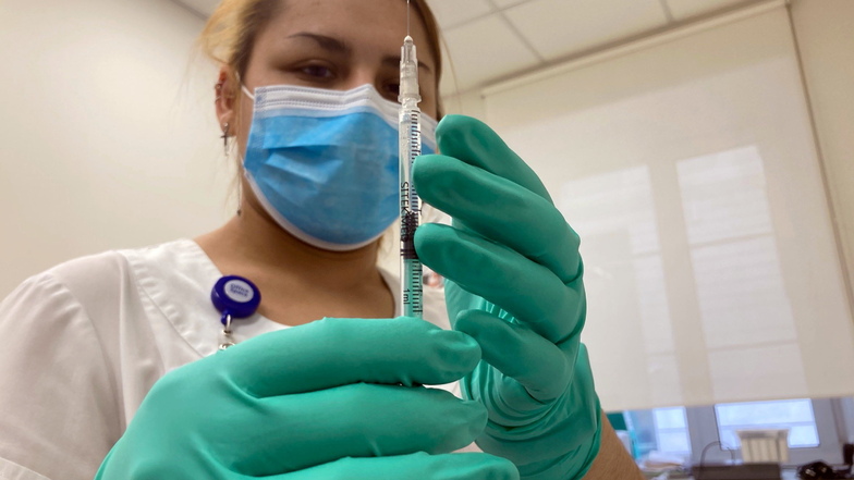 Eine Krankenschwester in Moskau bereitet eine Impfung mit Sputnik V vor. Das Vakzin soll nach EU-Zulassung auch in Deutschland eingesetzt werden.