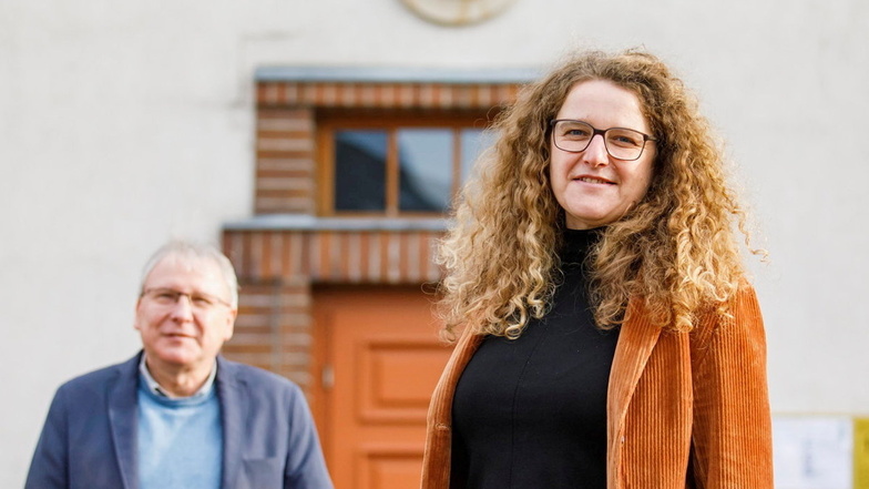 Andrea Beger ist im vergangenen Jahr zur neuen Nünchritzer Bürgermeisterin gewählt worden und trat die Nachfolge von Gerd Barthold (hinten) an.