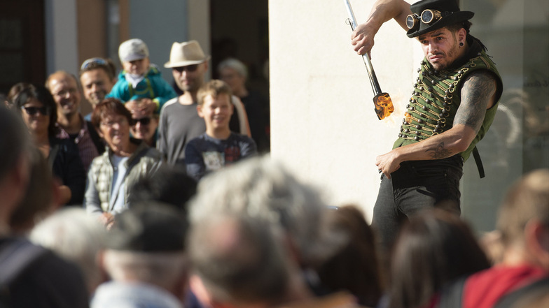 Moises Ugidos Cedeno aus Spanien zeigt mit seiner Muy Moi Show auf dem Dorfanger ein Straßentheaterstück das unterschiedliche Konzepte von Fakir- und Feuershow mit Flexible Dance zu einer Veranstaltung voller Spaß, Action und Humor für die ganze Familie vereint. Seine geballte Energie, sein Witz und die furchtlose Akrobatik begeistern das Publikum.