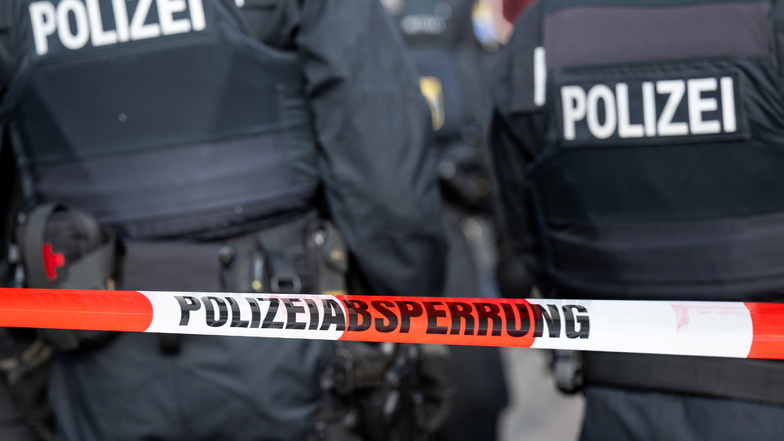Die Polizei hat in mehreren Bundesländern Wohnungen sogenannter Reichsbürger durchsucht und Verdächtige verhaftet.