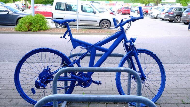 Ein blaues Mountainbike am Elbecenter Meißen, fotografiert am 17. April 2024. Auffällig ist das fehlende hintere Schutzblech.