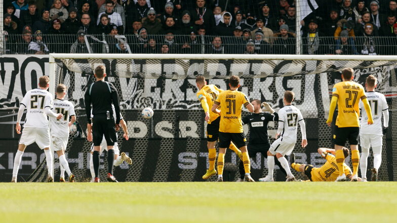 Der Treffer zur Führung: Nach einem Freistoß schiebt Stefan Kutschke den Ball ins Tor, trifft damit zum 1:0 für die Dresdner.